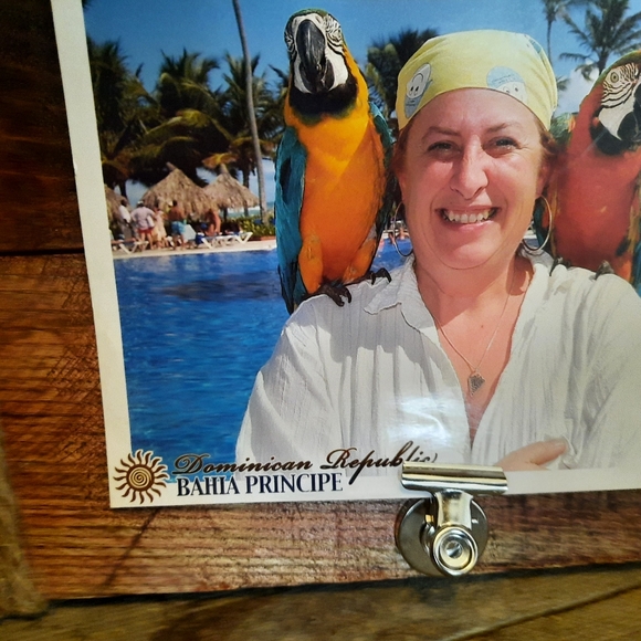 Wood picture frame with 2 solid metal clips for 5 x 7 pictures / handcrafted - Picture 4 of 7